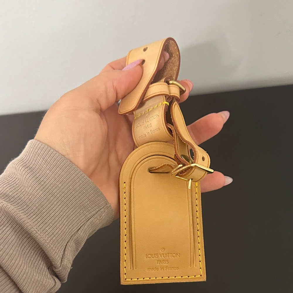 💯% Authentic Louis Vuitton Gold Leather Luggage Tag. New!